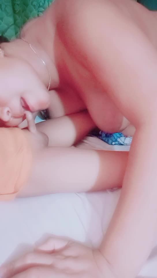 亚洲马来西亚熟妇阿姨乱伦把隔壁单纯幼男骗到床上玩屌视频