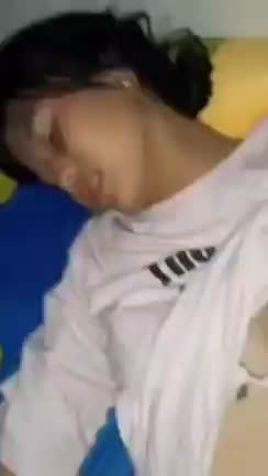 极品白皙娇嫩身材的小女孩被叔叔用巨屌深插调教内射视频