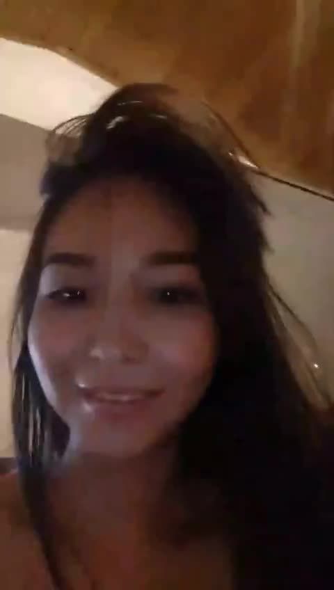 高颜值极品欧美少妇和中学生小男孩在家偷情乱伦性交视频