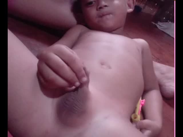 肥胖熟女妈妈乱伦稚嫩的欧美小男孩被吃小鸡巴舔屁眼视频