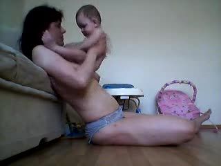 毁三观欧美母子乱伦兽母举着3岁婴儿幼男吃小鸡巴视频