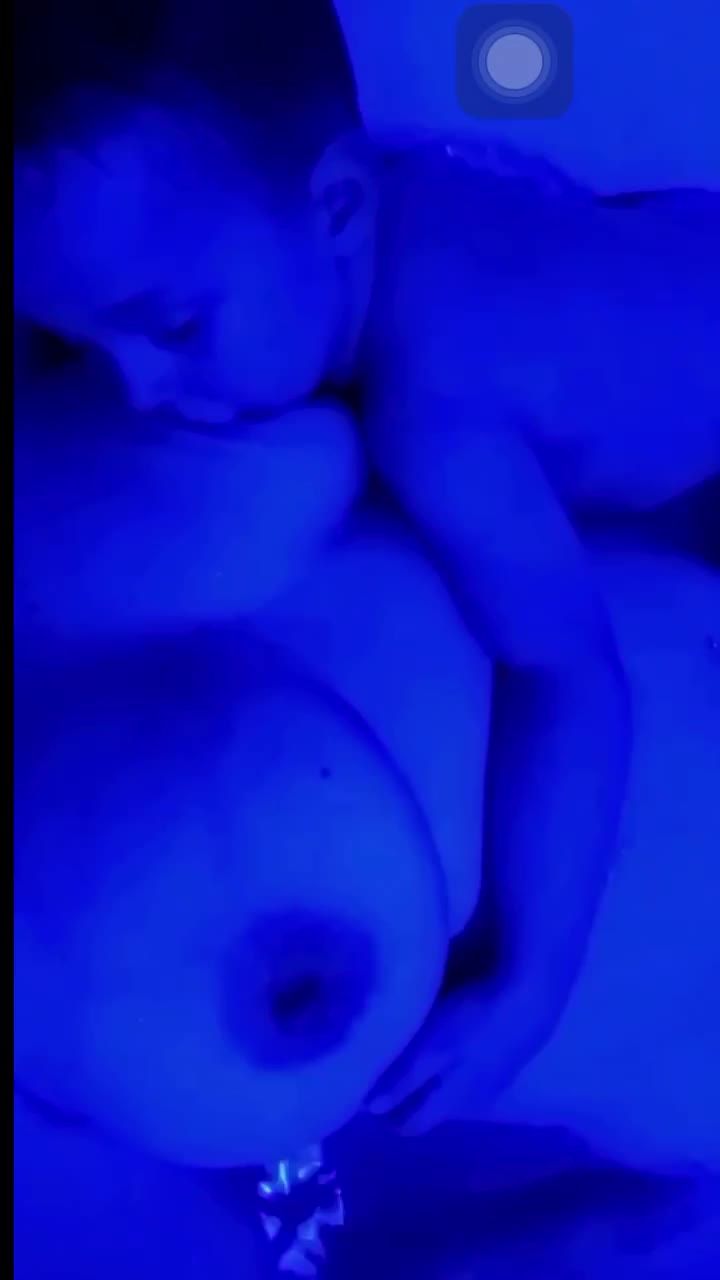 自拍乱伦欧美肥胖妈妈调教3岁小幼男在浴缸泡澡舔巨乳视频