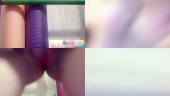 欧美肌肤光润洁白的幼女趁家人沐浴时在客厅直播露出戳弄蜜穴自慰视频