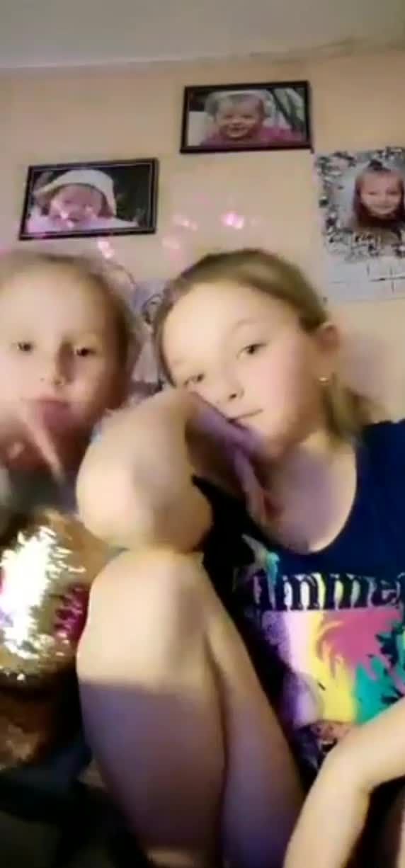 欧美两名幼幼在直播表演才艺时突然就轮流把下体露在镜头前视频