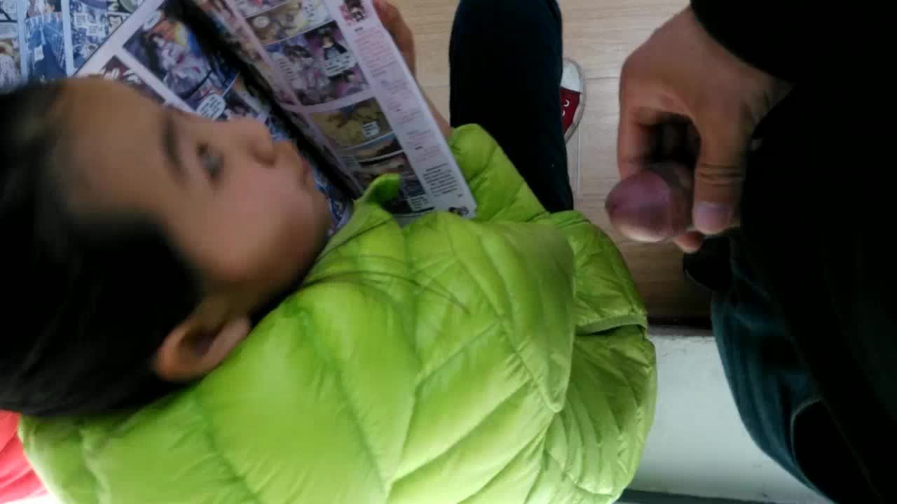 变态路人在街上暴露大屌对着小女孩撸管射精视频