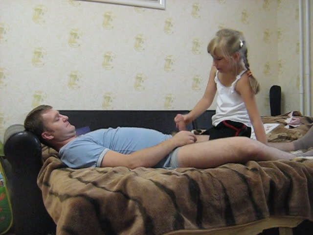 小女孩正在学习的时候被叔叔闯入房间，叔叔手握大鸡巴撸管并要求小女孩舔鸡巴口交泄火视频