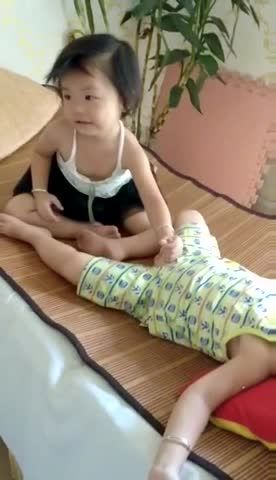 幼幼趁着哥哥睡觉帮哥哥打飞机视频