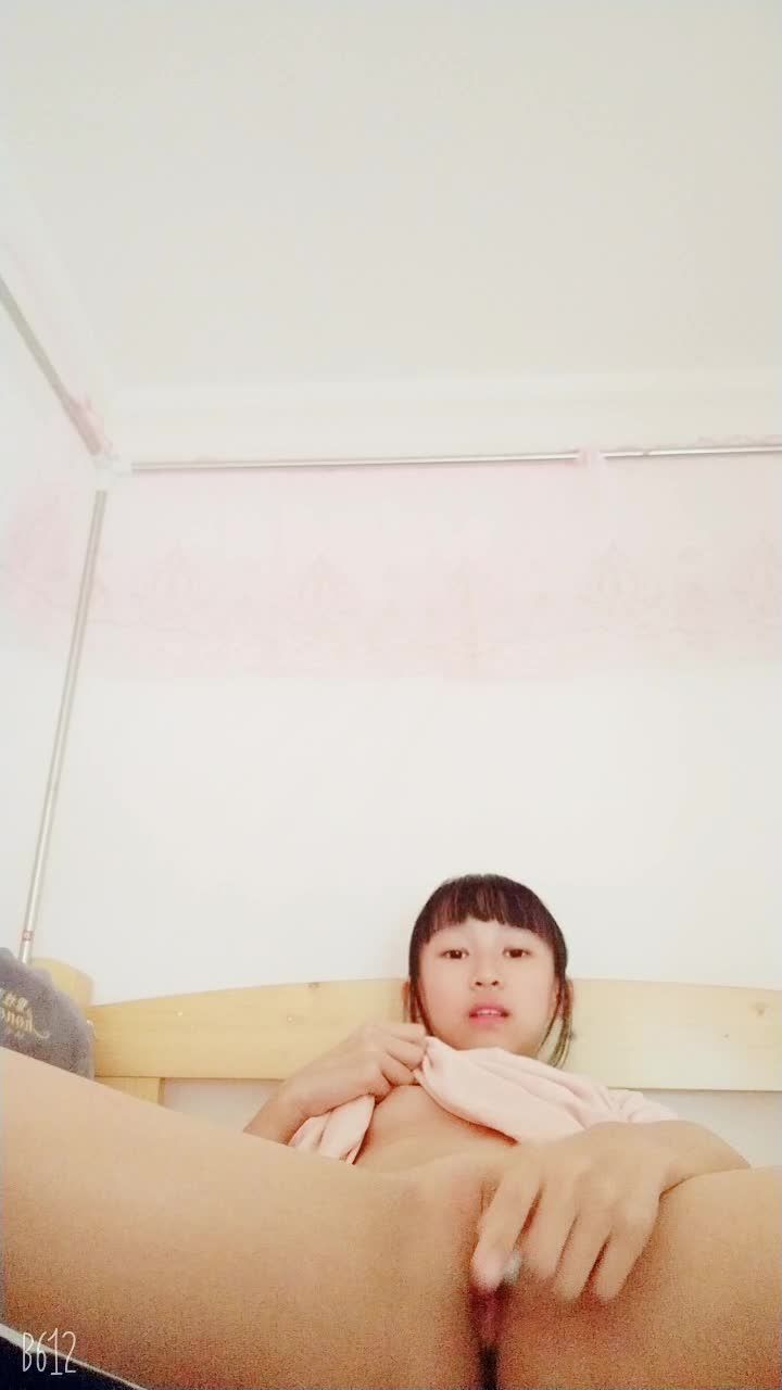 幼女罗智莹放暑假在家里无聊又摸奶又扣逼视频