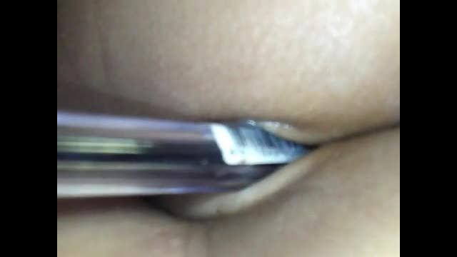 幼女夜晚无聊拿着笔插自己的嫩穴视频