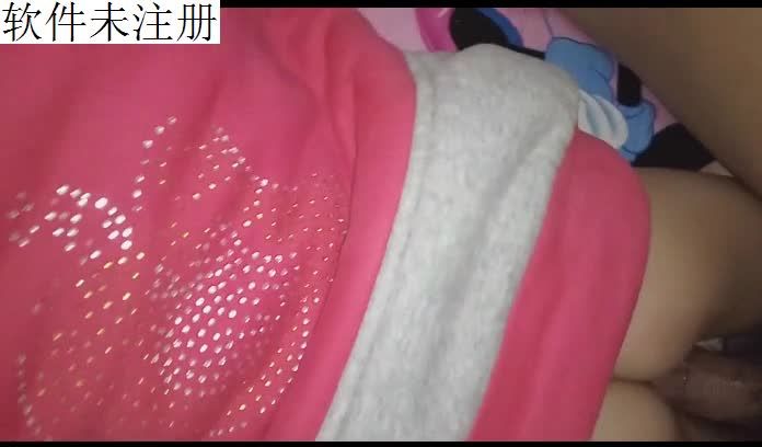 幼女趴在床上玩手机父亲居然......视频