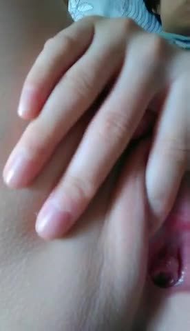 幼幼好奇看起A片动作在姥姥家自慰扣逼视频