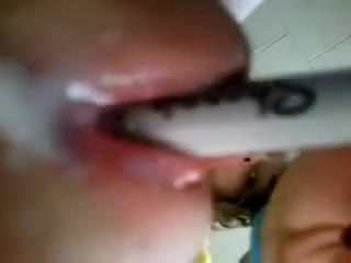 幼女白天拿着假鸡巴道具躲在卫生间视频