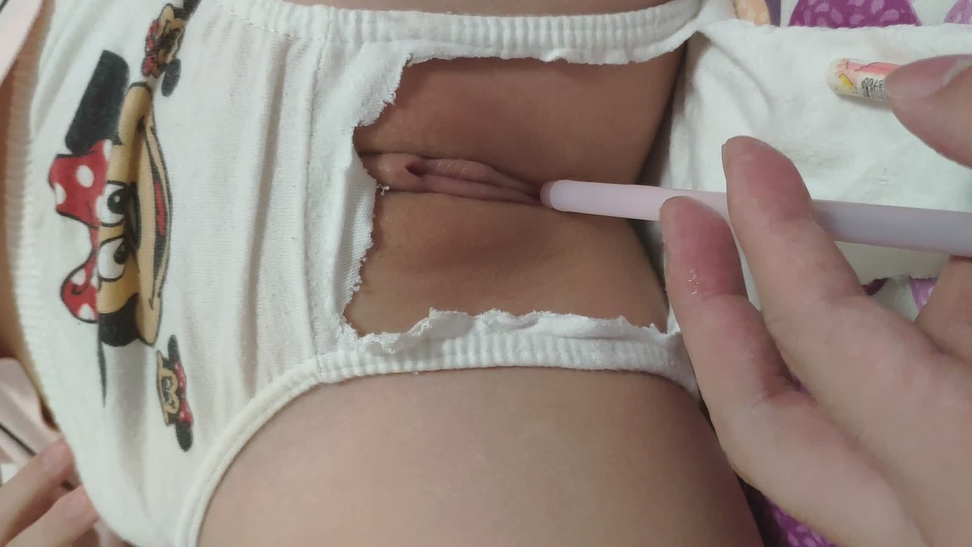 哥哥和幼女妹妹周末在家玩的真开心视频