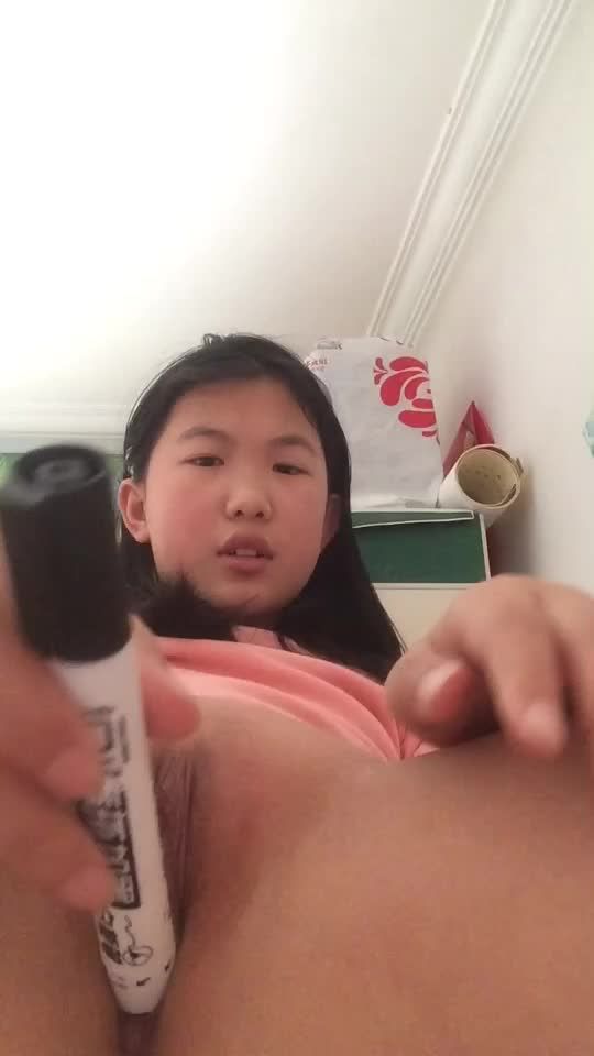 幼女李彤彤把大头笔插入了小穴视频