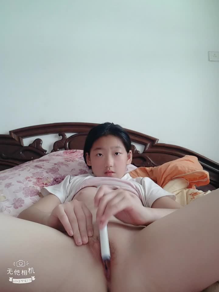 幼女张婉莹放暑假在外婆家床上扣穴视频