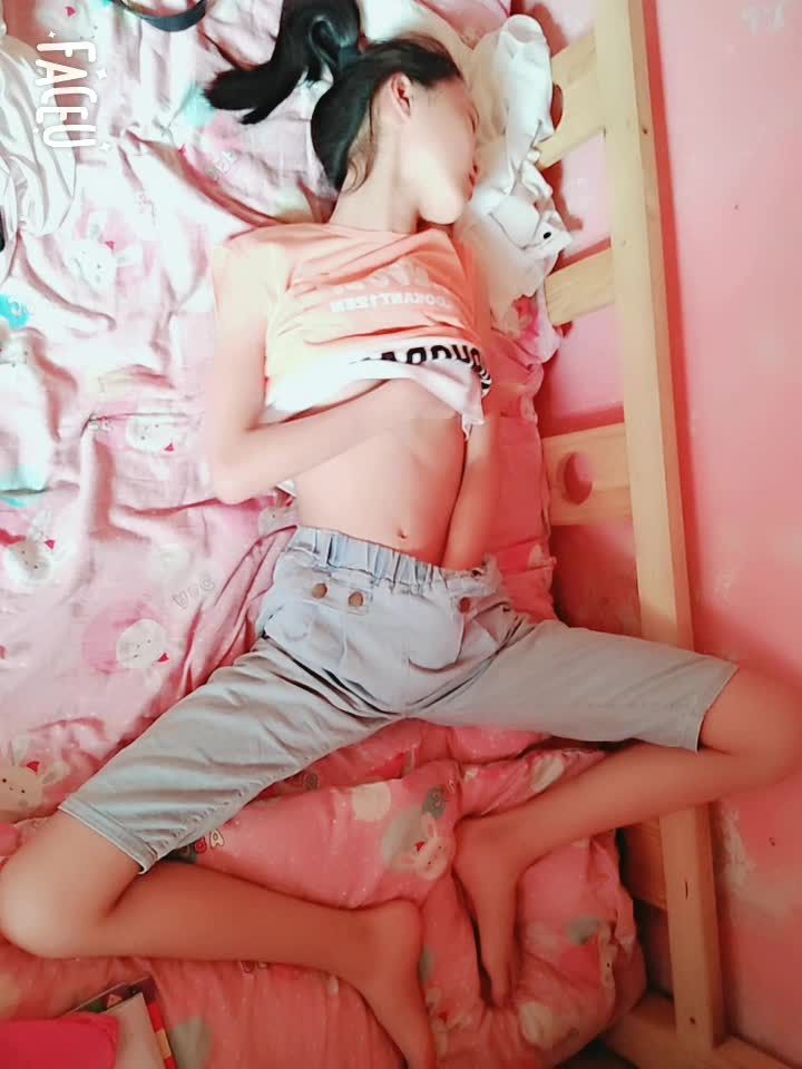 幼女唐文慧趁舍友都出去了玩起了自慰视频