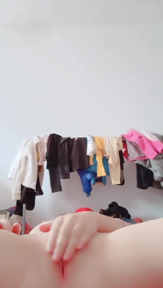 幼女刘雨馨趁爸妈去工地干活在出租屋自摸白虎穴视频