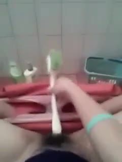 这幼女太变态了用刷子吃插白虎逼视频