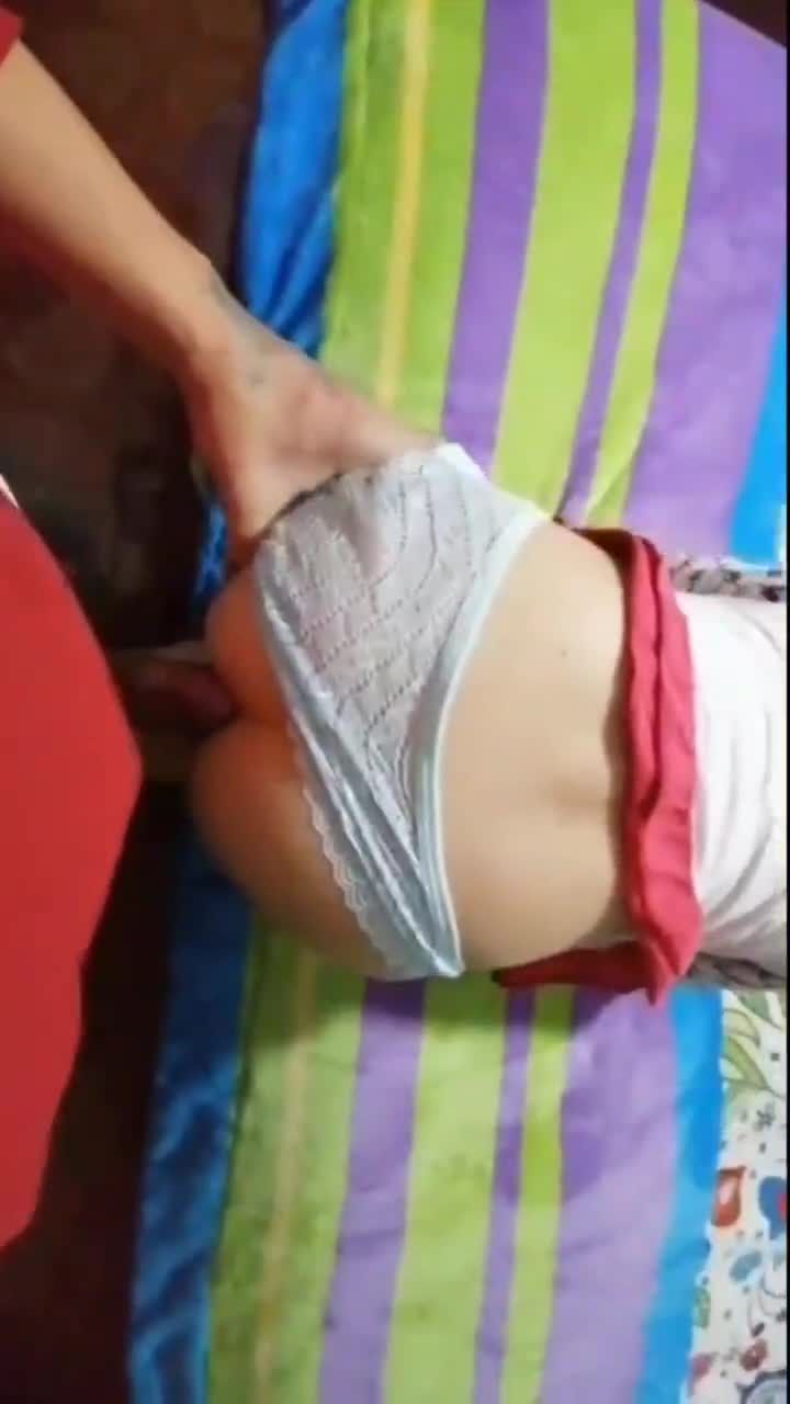 幼女一放学回家就被父亲操屁股视频