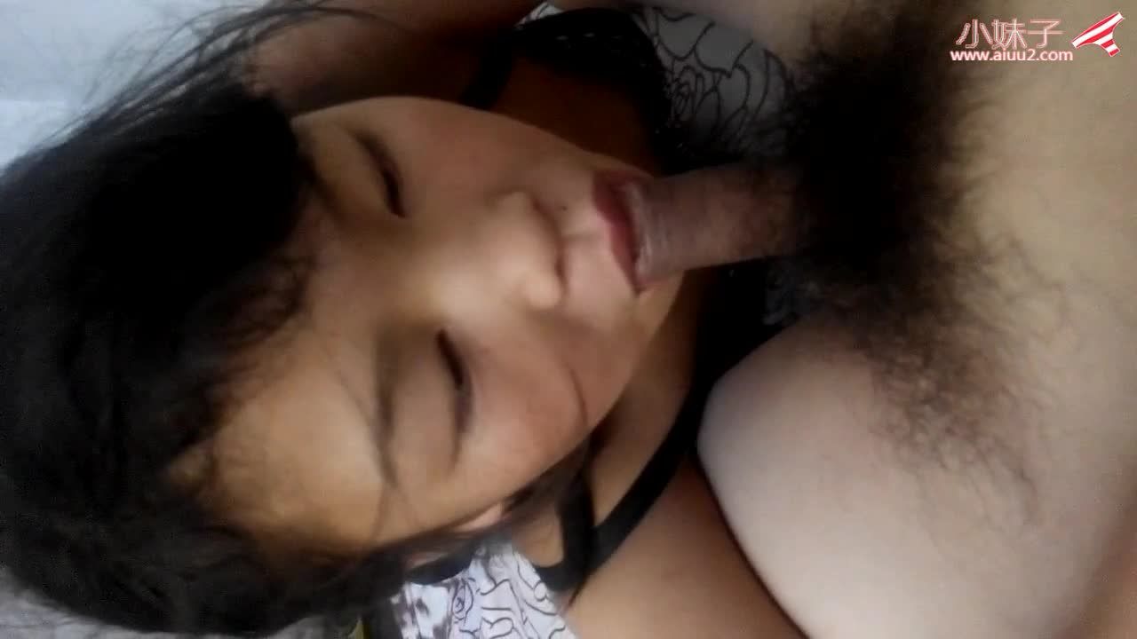 幼幼周末在家休息玩手机，养父把鸡巴插进逼里内射视频