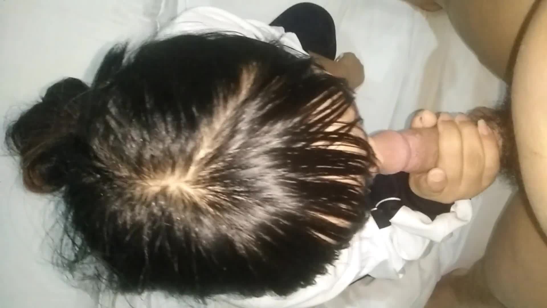 幼女学生妹还钱如流水，为了满足虚荣心卖淫陪睡一次1000元，白天上学晚上卖淫接客视频