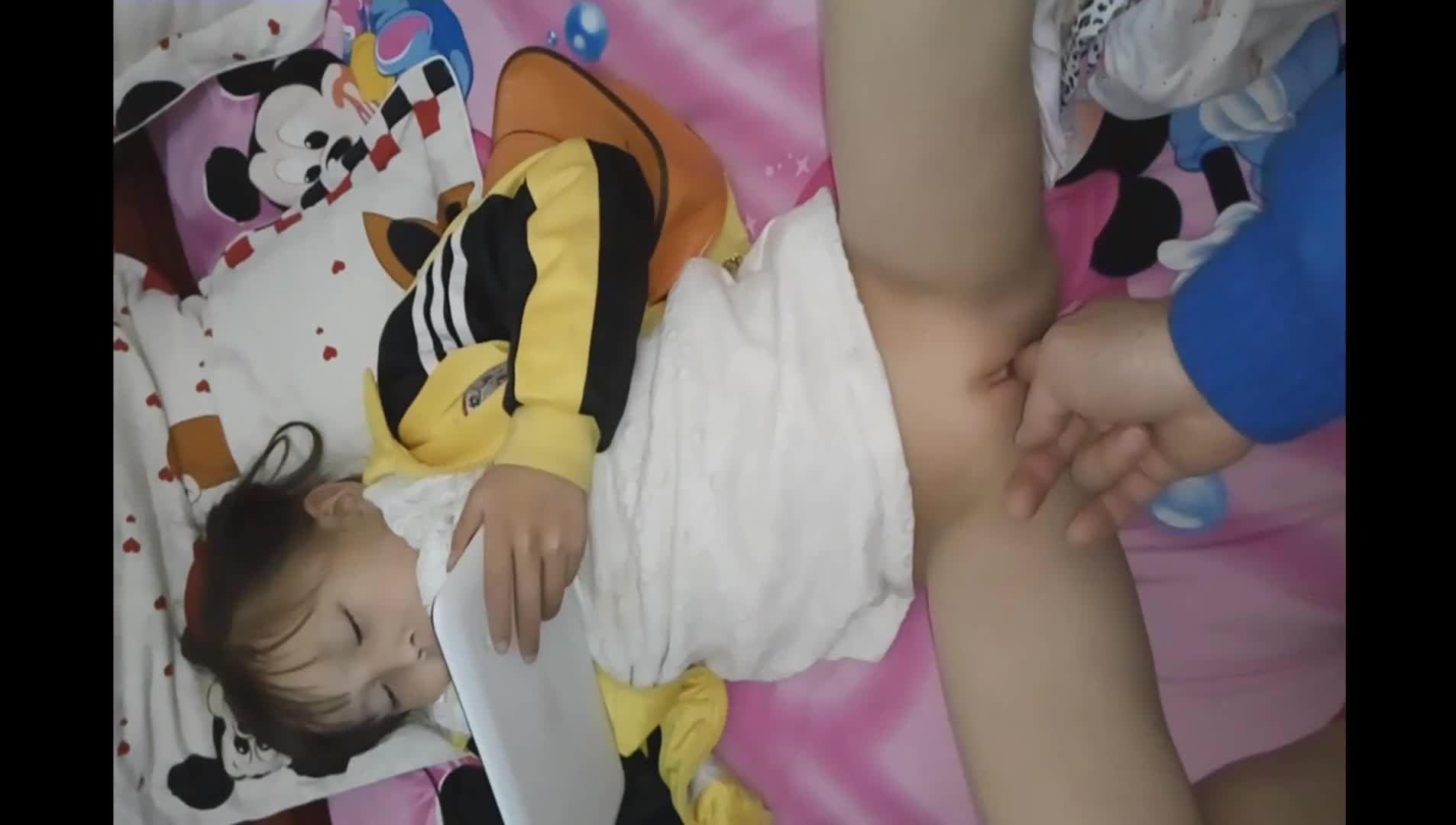 一年级的幼幼上放学回家只看平板，父亲在幼幼的逼上射精父女交视频第二集