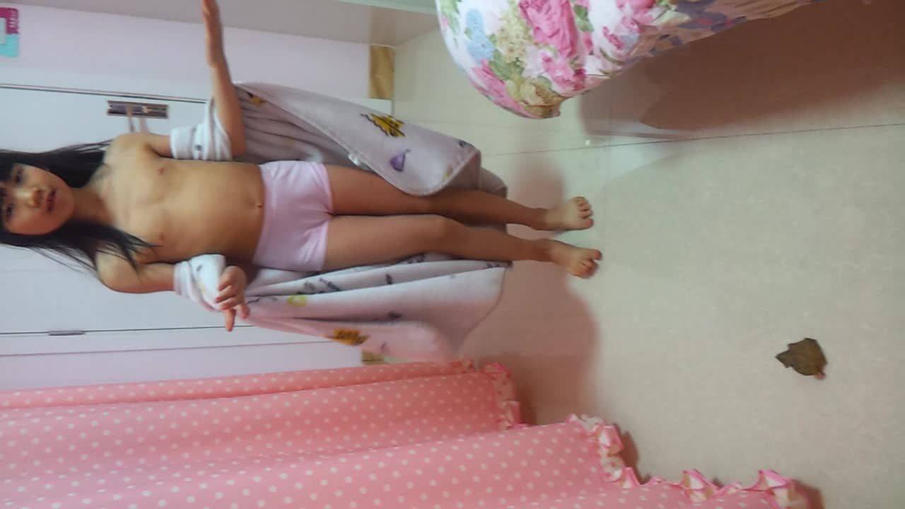 妈妈拍摄幼幼上半身赤裸在表演的场景上传到网上令人发指视频