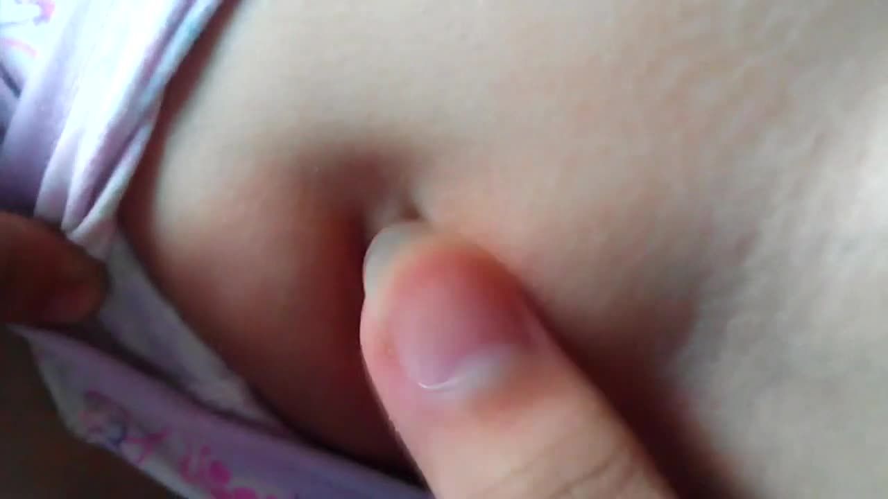 堂哥每天看到幼女露出小内裤后把持不住用手去抚摸猥亵视频