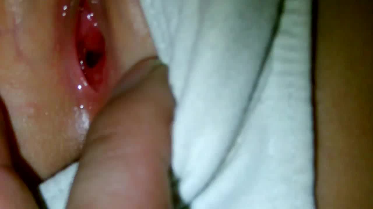 冬菇头发型的幼幼全神贯注的玩着消消乐时被姐夫玩弄白虎穴视频