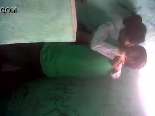 初中生和男朋友着急在公共厕所里口交操逼内射视频