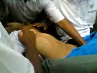 初中生被一帮同学拉到野外轮奸视频