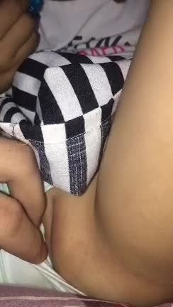 父亲深夜掰开幼女的逼看想入非非视频