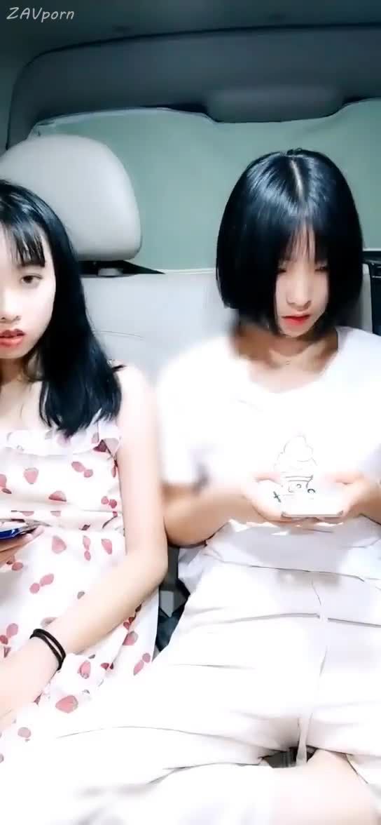 两个初中生和富二代在车上直播操逼性交视频