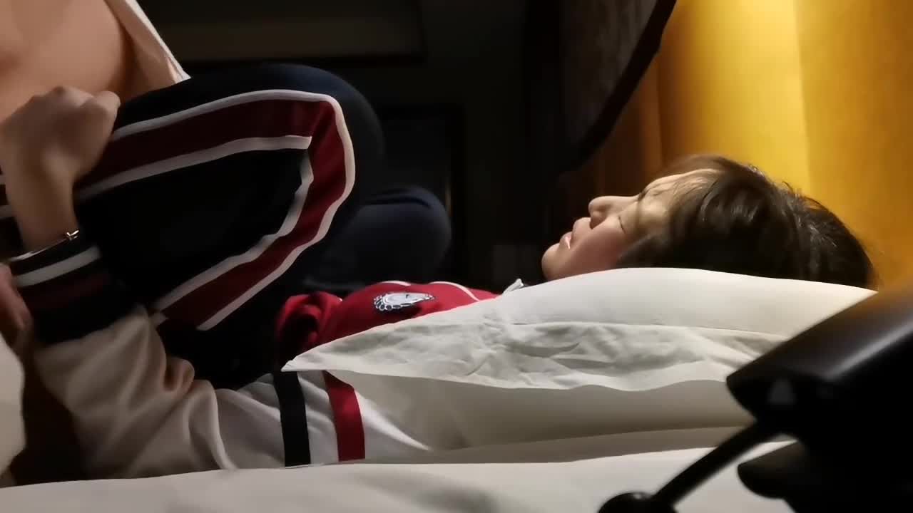 社会青年在网吧打游戏认识初中生约到酒店操逼视频初中生逼紧水多叫生还大