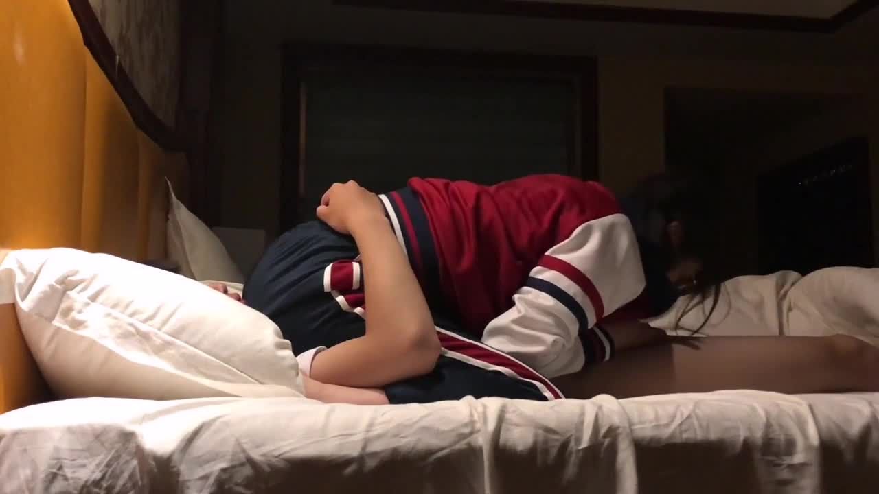 戴着近视眼镜的初中生上位帮我口交视频我用大鸡巴插进初中生粉嫩又光滑的小穴里操逼