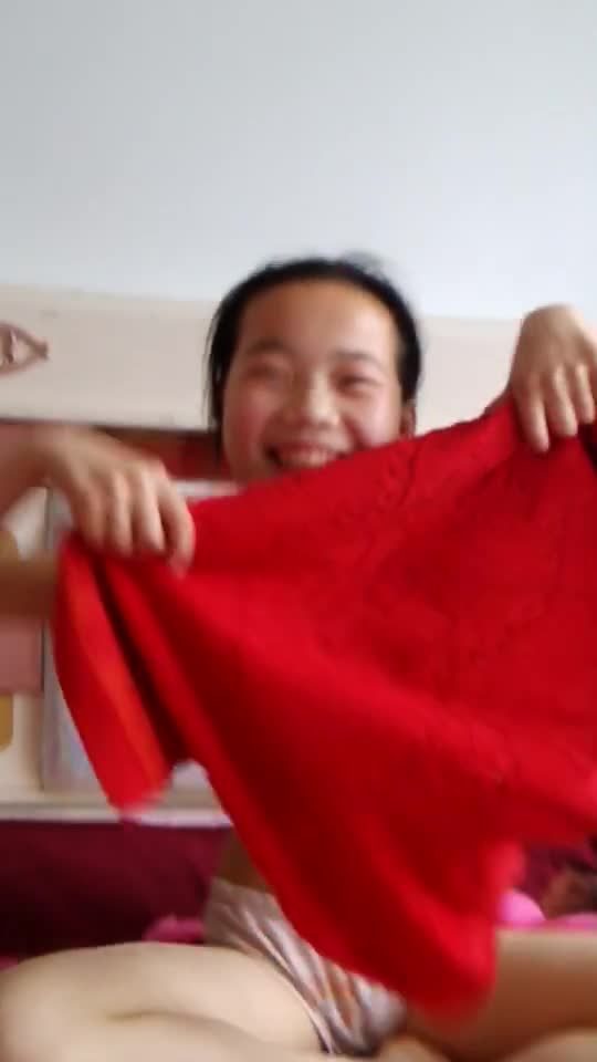 桂林幼幼早上起床被父亲用手猥琐挑逗幼幼的白虎穴并用手指头插进幼幼的阴道里抽插视频