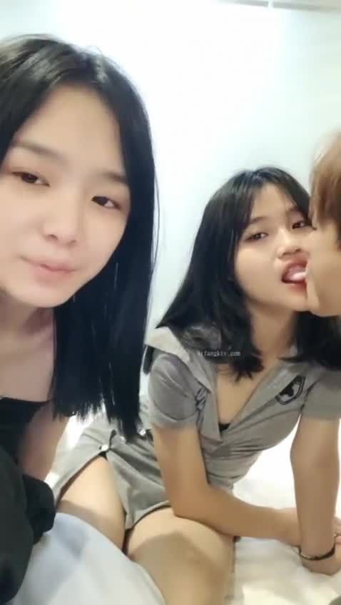 甜美初中生被黄毛小子带到酒店现场直播操逼视频