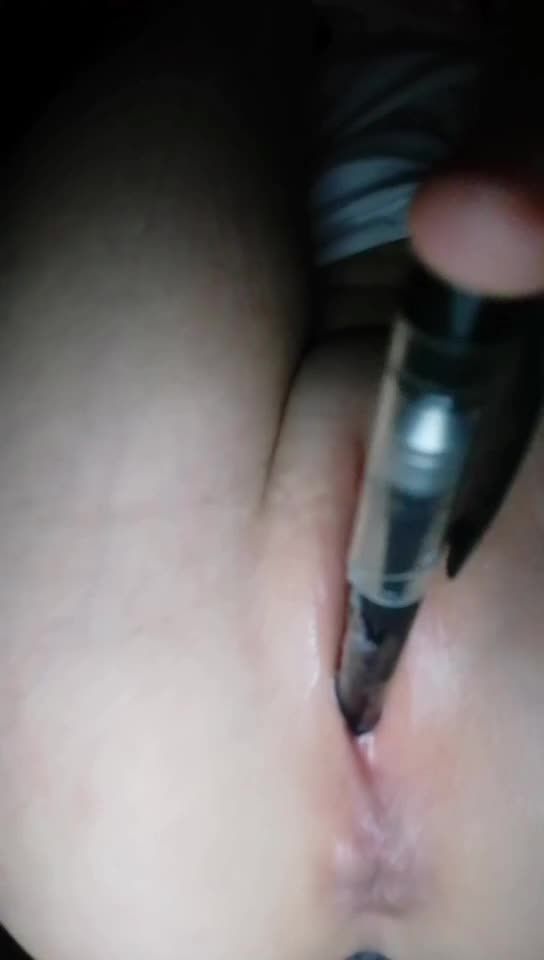 嫩逼白虎穴幼女违规使用圆珠笔插入自慰视频