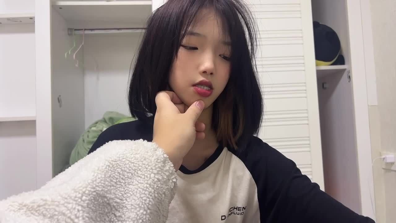 初中生五官精致迷人的身材被屌丝到回家性交做爱口交视频