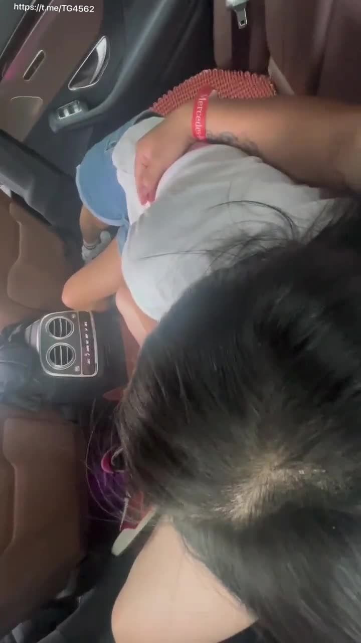 富二代开着车子带初中生在户外车震舔鸡巴被操逼内射