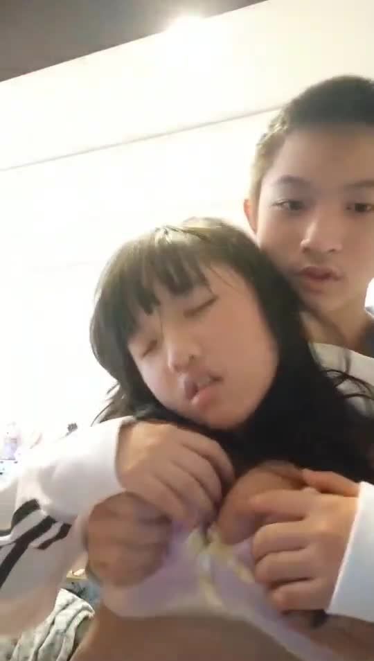 初中生被男朋友揉捏巨乳兴奋呻吟求鸡巴插入小穴视频