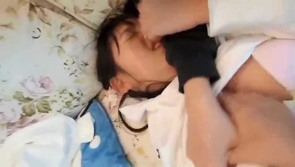 初中生周末被男朋友约家中抚摸巨乳性交做爱视频