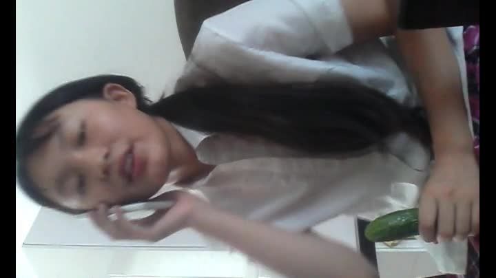 初中生中午在家想用黄瓜自慰可谓屎小淫女视频