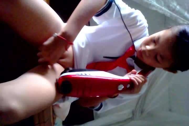 幼女放学回家就躲进自己的卧室拿着海豚一样的震动棒自慰插穴视频