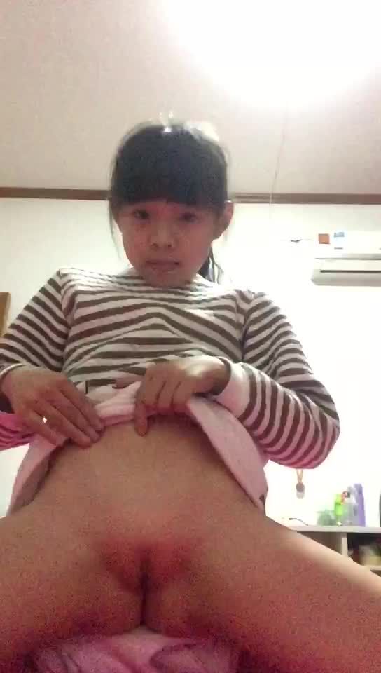 小女还年纪不大不知道哪里学来的喜欢玩自己的逼还喜欢自拍视频