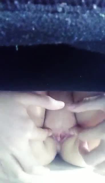 小女孩冬天都不怕冷，穿着厚厚的毛衣棉裤就坐在地上扣逼自慰视频