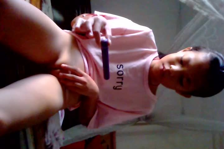 小女孩晚上在卧室自拍用道具插穴自慰抽插手淫视频