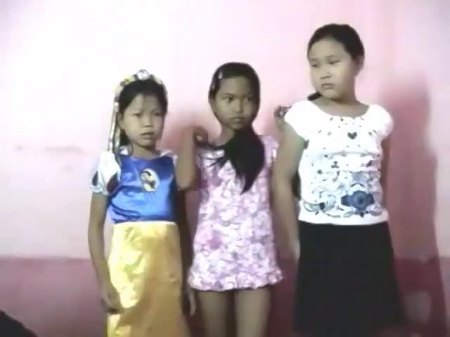 一群白胖子小女孩从小就被培养卖淫舔鸡巴操逼性交做爱啥都会还特别熟练