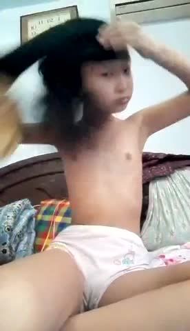 幼幼自拍成瘾无时无刻有机会就要自拍一段视频臭美一下视频