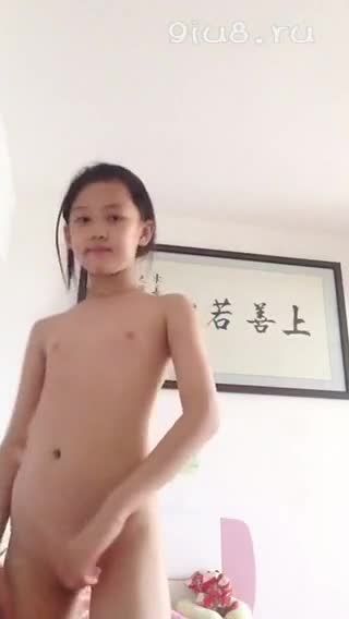 小女孩好漂亮中午再床上脱光自拍掰开小穴自摸自慰裸体视频